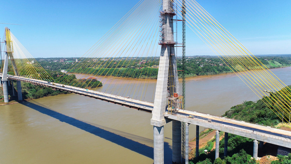 Iniciaron los trabajos de colocación de capa asfáltica en el Puente de la Integración