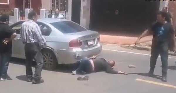 Conductor atropelló a motochorros que atacaron a un hombre, uno falleció
