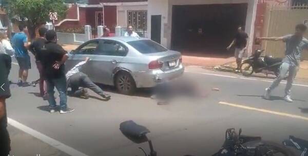 Crónica / [VIDEO] Atropella a delincuentes tras intento de asalto: uno falleció otro está herido
