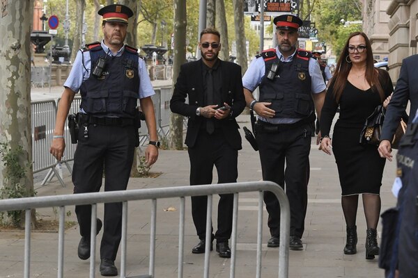 La Fiscalía retira los cargos contra Neymar y todos los acusados en el juicio por el fichaje al Barcelona