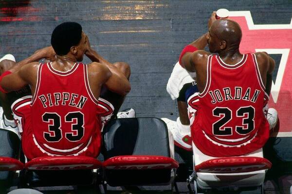 Crónica / Fue 6 veces campeón de la NBA, jugó con Jordan y ahora “se alquila” porque se quedó sin plata