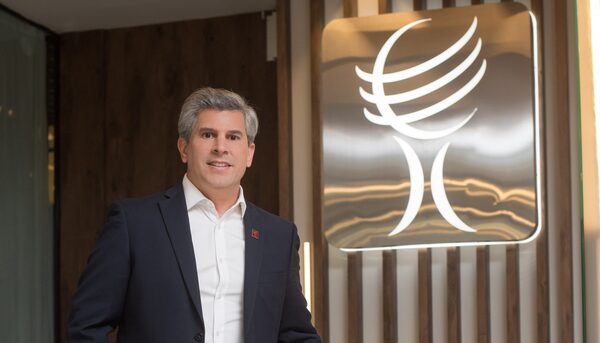 Hernando Lesme: “El avance tecnológico permitió el desarrollo de modelos de servicio centrados en el cliente” - Revista PLUS