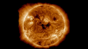 Diario HOY | La NASA capta una imagen de la 'sonrisa' del Sol que podría afectar a la Tierra