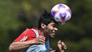 Robert Rojas entrena a la par de sus compañeros en River