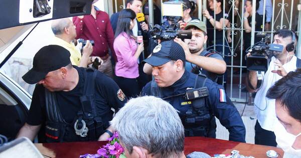 La Nación / Féretro en Buen Pastor: “Este gobierno llenó de privilegios a un terrorista”, dice senador Arévalo