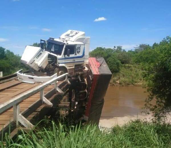 Camión cae de precario puente en Yby Yaú