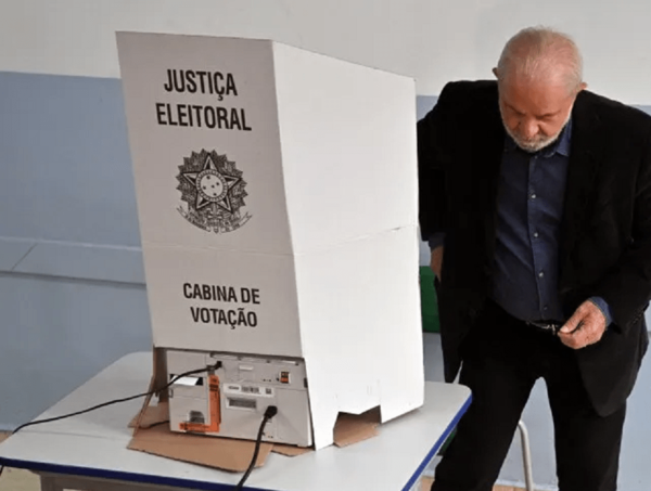 "Es una elección más de ataques que de propuestas en Brasil", afirman · Radio Monumental 1080 AM