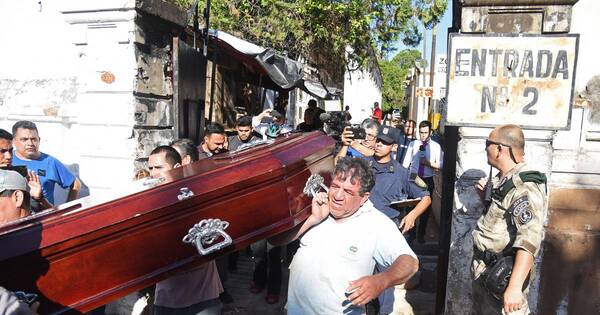 La Nación / “Ningún país serio permite el entierro de un criminal en un cementerio municipal”, afirma edil