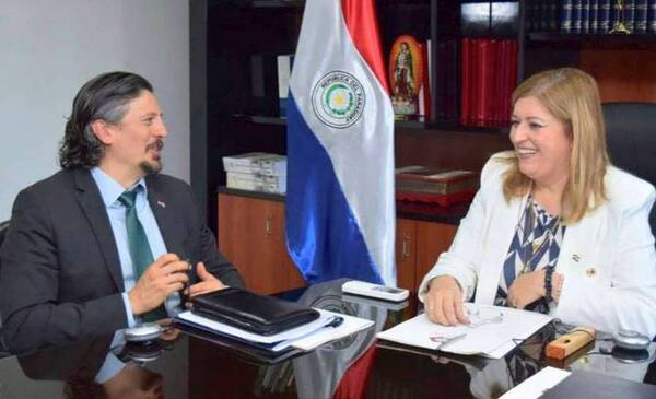 Crónica / Logros y desafíos de la FGE contra la corrupción fue tema entre Quiñónez y Nephew