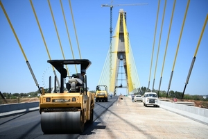 Se iniciaron los trabajos de capa asfáltica sobre calzada del Puente de la Integración - Noticde.com
