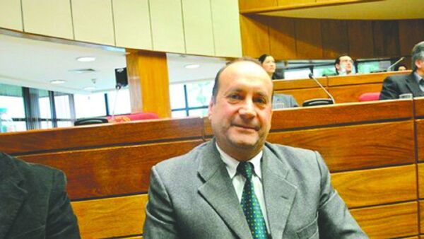 Titular del Congreso denuncia pedido de dinero en su nombre