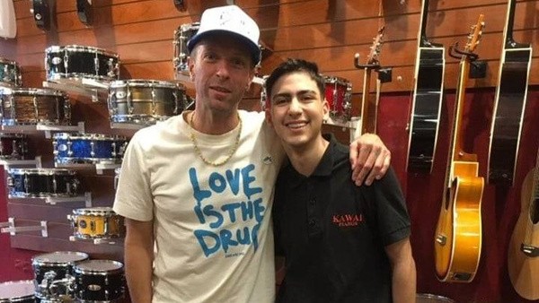Crónica / [VIDEO] Líder de Coldplay llegó de sorpresa a una tienda de música y se puso a "tocar"
