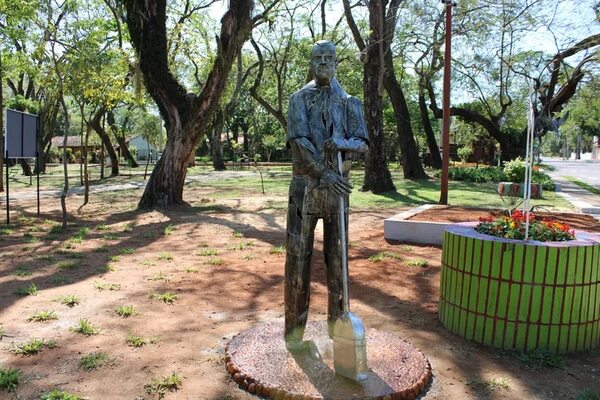 Inauguran escultura de Feliciano Martínez en la Plaza de los Héroes de Atyrá - Nacionales - ABC Color