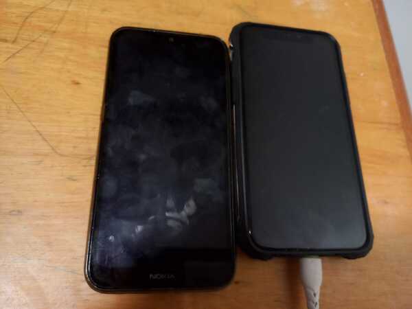 Ejemplo de honestidad: Devolvió celulares que encontró en Bolt