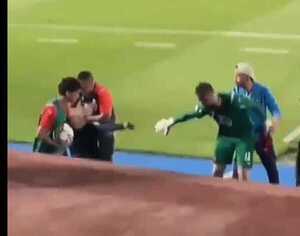 (VIDEO)Hincha burló seguridad y pudo saludar a su ídolo Jean Fernandes