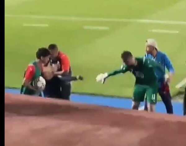 (VIDEO)Hincha burló seguridad y pudo saludar a su ídolo Jean Fernandes