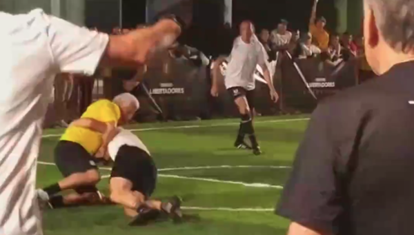 Un partido de exhibición que tuvo muchos goles y casi fue a los golpes