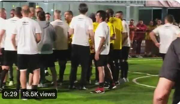 (VIDEO) Ecuador: Leyendas de Olimpia y Barcelona se agarraron a trompadas en partido “amistoso”