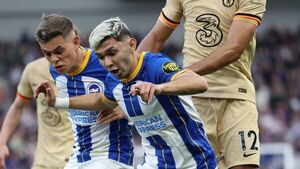 Julio Enciso estuvo muy cerca de anotar su primer gol en Premier League