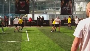 Partido entre leyendas de Olimpia y Barcelona casi termina a los golpes