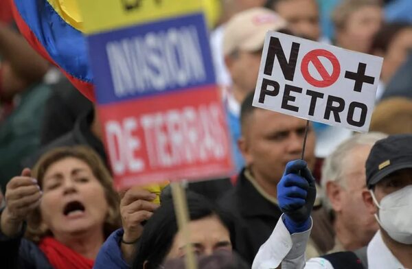 Miles de personas protestan en Colombia contra medidas del Gobierno de Petro - Mundo - ABC Color