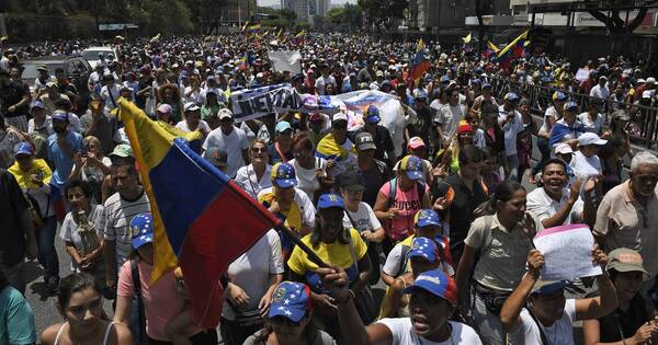 La Nación / Gobierno venezolano ya ordenó el cierre de 86 emisoras radiales en lo que va del año