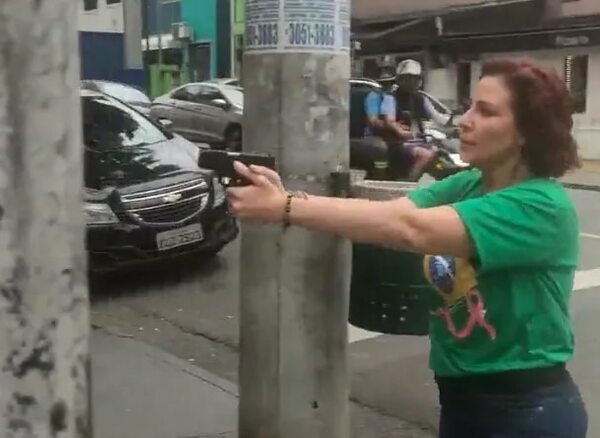 Video: diputada bolsonarista persigue a un hombre a punta de pistola en la calle - Mundo - ABC Color