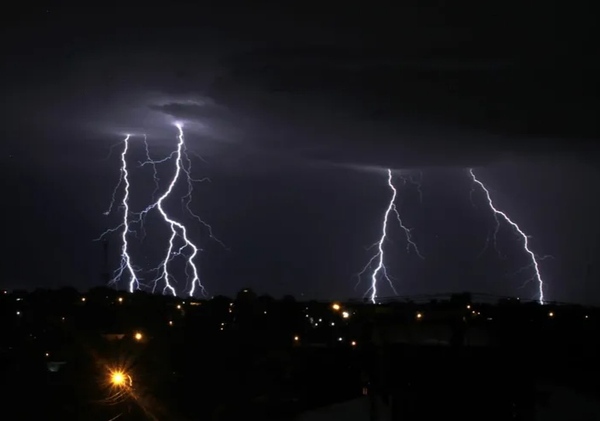 Continúan las fuertes tormentas con marcado descenso de la temperatura desde la noche - Radio Imperio