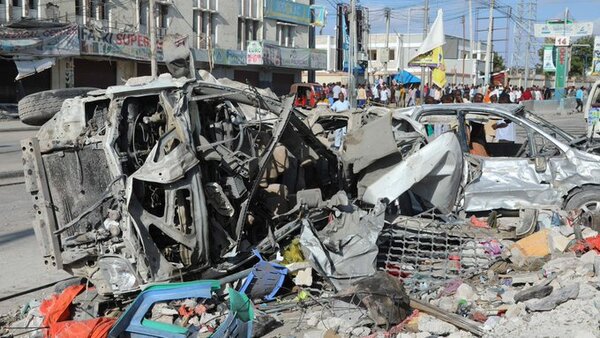 Atentado con coches bomba deja 100 muertos y 300 heridos en Somalia
