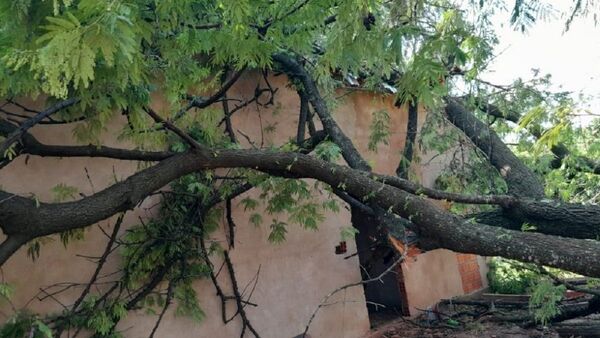 Tormentas dejan destrozos y ciudades a oscuras e inundadas