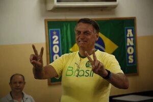 Bolsonaro vota y dice que espera salir “victorioso” - Mundo - ABC Color