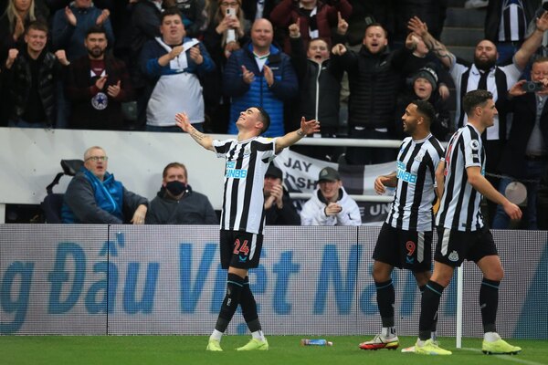 Retumba en todo Newcastle: La canción de Almirón que se canta hasta en los bares
