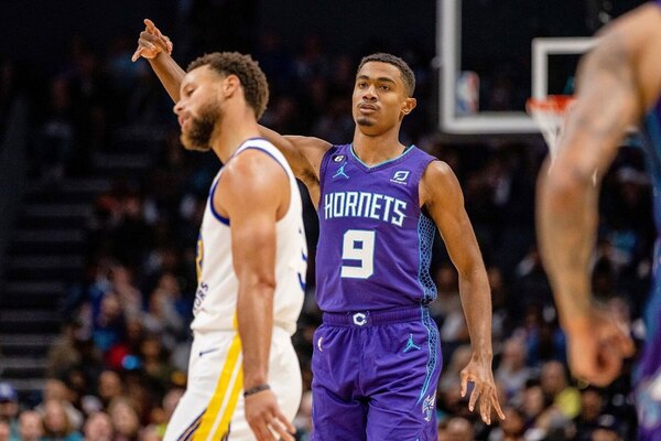 Hornets golpean a los Warriors en tiempo extra