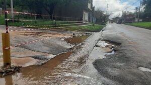Vecinos clausuran calle por feroz bache