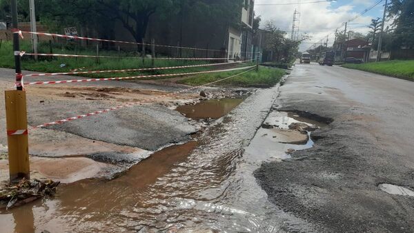 Vecinos clausuran calle por feroz bache