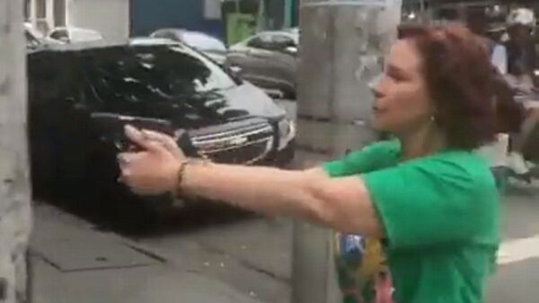 Diputada bolsonarista persigue a un hombre a punta de pistola en la calle
