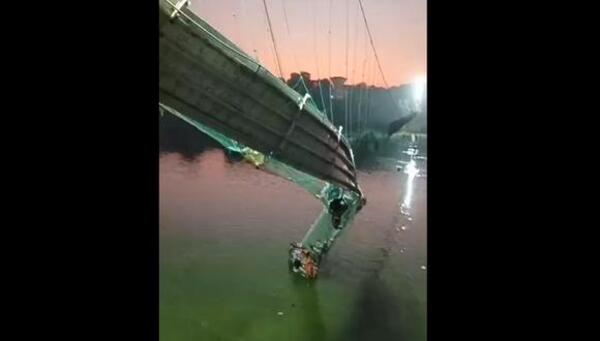 Tragedia en India: colapsa un puente colgante con cientos de personas que terminaron cayendo al río - El Independiente