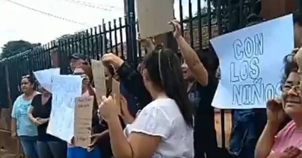 La Nación / Padres se manifiestan frente a escuela donde portero habría abusado de niña