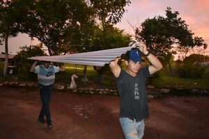 Asisten a familias afectadas por el temporal de granizada y tormenta eléctrica en Caapucú - Nacionales - ABC Color