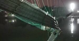La Nación / Puente colgante en India colapsa y deja al menos 60 muertos