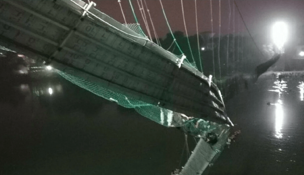 Colapsó un puente colgante en India: hay 91 muertos y 100 desaparecidos