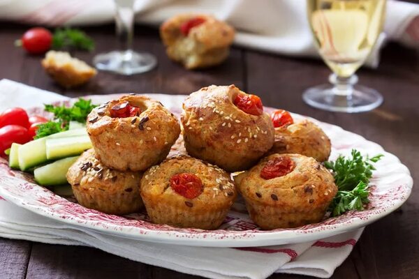 Muffins de tomate, albahaca y ajo: una cena fácil - Gastronomía - ABC Color