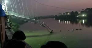 La Nación / Al menos 75 muertos tras el colapso de un puente colgante en India