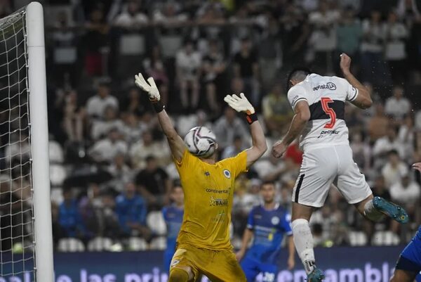 Olimpia 3-12 de Octubre 0: Incontenible marcha franjeada - Fútbol - ABC Color