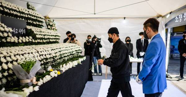 La Nación / Corea del Sur llora a las víctimas tras estampida en fiesta de Halloween