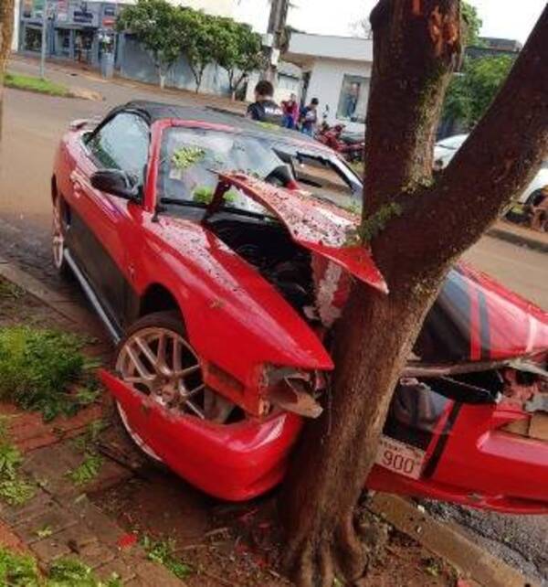 Crónica / Ka'ure un árbol le salió en el camino y destruyó su mustang