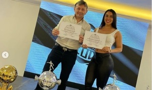 Rosy Alderete y Héctor Ramos recibieron un reconocimiento de parte del club Olimpia - Te Cuento Paraguay