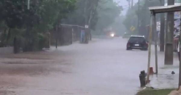 La Nación / Bajo agua se encuentran los vecinos del barrio San Jorge de Capiatá