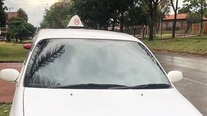 Taxista sacó la llave de su auto y evitó que le roben
