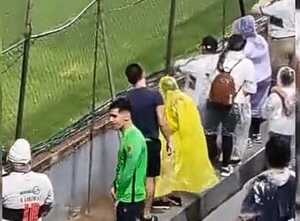 (VIDEO)Entregó su pilotín a un niño que alentaba a Olimpia